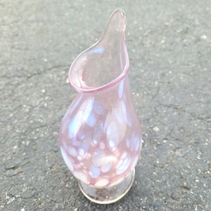 Vaso vintage in vetro soffiato a mano, rosa malva, iridescente, astratto, a forma di bulbo floreale, scultura decorativa da 6,5 pollici, firmato