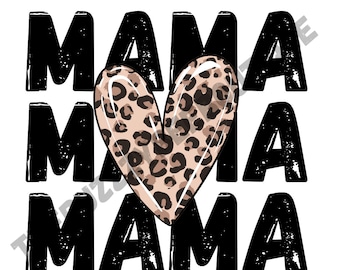 Op de afbeelding: Een grafisch ontwerp met het woord "MAMA" in een vet, zwart, verweerd lettertype, driemaal herhaald. Een hartvormig ontwerp met een luipaardprintpatroon is gecentreerd in het woord "MAMA". De achtergrond is wit.