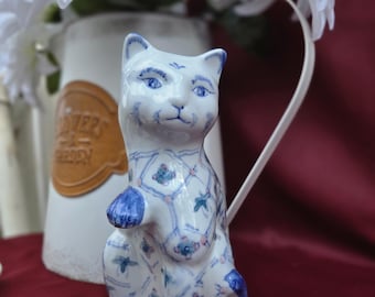青と白の花模様 猫の陶器置物　アンティーク　ヴィンテージ ヴィンテージ花柄陶器猫置物オーナメント 青と白の装飾品 高さ15cm