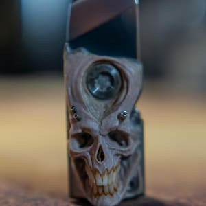 Totenkopf Messer Skulptur | Mini Schlüsselanhänger | EDC | Handgefertigte Totenkopf Skulptur | Ausstecher | Einzigartiges One of a Kind Art Piece