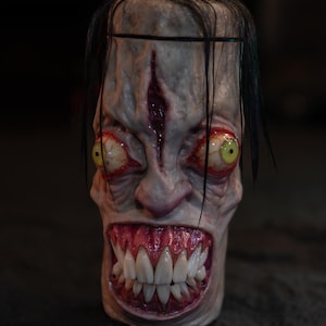 Freakazoïde busbeeldhouwwerk | Handgemaakte functionele kunst, hyperrealistische tanden, gloeiende ogen