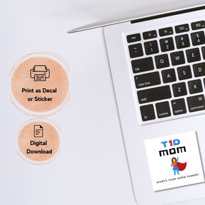 Puede incluir: Un port&aacute;til blanco con un teclado y una pegatina que dice "T1D MOM" con un gr&aacute;fico de una mujer superh&eacute;roe y el texto "WHAT'S YOUR SUPER POWER?" La pegatina est&aacute; en el lado derecho del port&aacute;til. Hay dos iconos en el lado izquierdo del port&aacute;til. Un icono es una impresora y el otro es un documento. El texto "Imprime como calcoman&iacute;a o pegatina" est&aacute; debajo del icono de la impresora. El texto "Descarga digital" est&aacute; debajo del icono del documento.