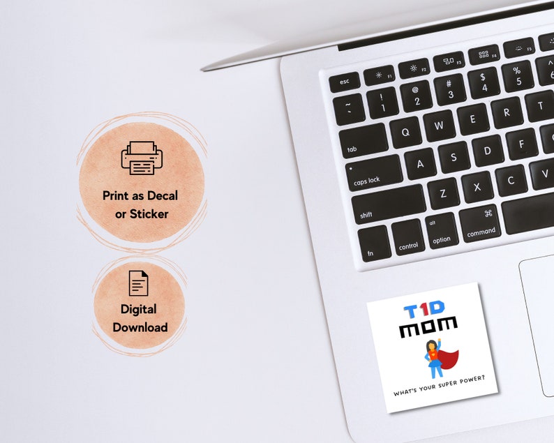 Puede incluir: Un port&aacute;til blanco con un teclado y una pegatina que dice "T1D MOM" con un gr&aacute;fico de una mujer superh&eacute;roe y el texto "WHAT'S YOUR SUPER POWER?" La pegatina est&aacute; en el lado derecho del port&aacute;til. Hay dos iconos en el lado izquierdo del port&aacute;til. Un icono es una impresora y el otro es un documento. El texto "Imprime como calcoman&iacute;a o pegatina" est&aacute; debajo del icono de la impresora. El texto "Descarga digital" est&aacute; debajo del icono del documento.