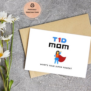 Puede incluir: Una tarjeta de felicitaci&oacute;n blanca con el texto "T1D MOM" en letras negras y rojas. Debajo del texto hay una mujer superh&eacute;roe de dibujos animados con una capa roja. El texto "WHAT'S YOUR SUPER POWER?" est&aacute; en la parte inferior de la tarjeta.