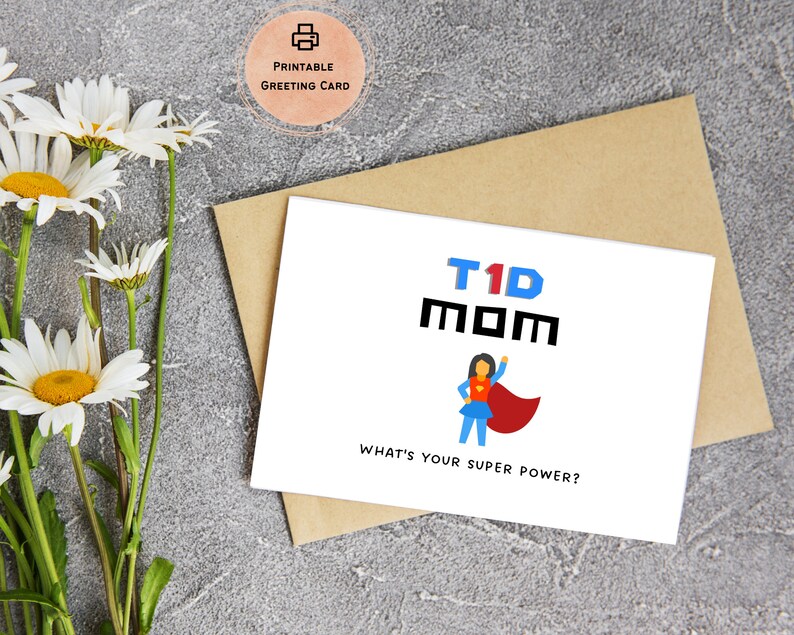 Puede incluir: Una tarjeta de felicitaci&oacute;n blanca con el texto "T1D MOM" en letras negras y rojas. Debajo del texto hay una mujer superh&eacute;roe de dibujos animados con una capa roja. El texto "WHAT'S YOUR SUPER POWER?" est&aacute; en la parte inferior de la tarjeta.