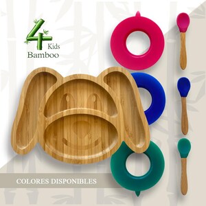 Puede incluir: Un juego de cuatro platos y cucharas de bambú para niños. Los platos tienen forma de perro y tienen una sección dividida. Las cucharas son de bambú y tienen puntas de silicona. Los anillos de succión de silicona están disponibles en rosa, azul y verde.