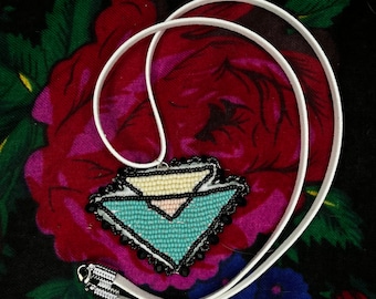 Collar de medallón de punta de flecha con cuentas indígenas