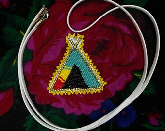 Collar de medallón Tipi con cuentas indígenas