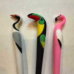 Joli lot de 3 stylos oiseau Toucan | Pélican à couronne rouge | Stylo à encre gel 0,5 mm Flamant rose ou perroquet avec porte-cartes