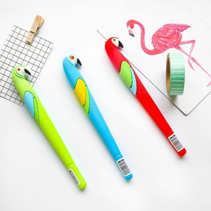 Joli lot de 3 stylos à encre gel noir 0,5 mm perroquet coloré avec porte-cartes personnalisé et étiquette cadeau