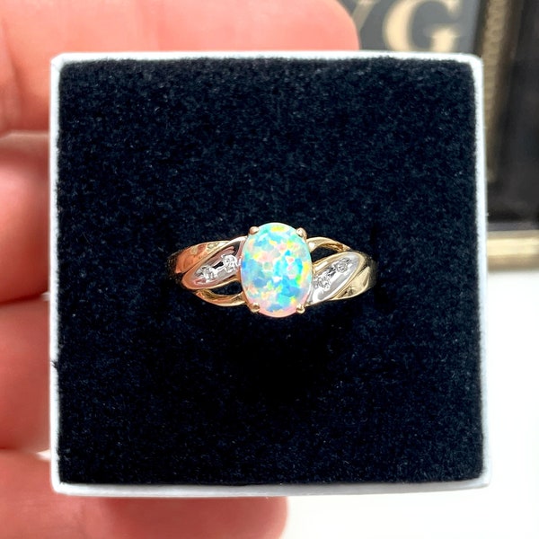 10k Solid Yellow Gold Genuine Opal & Diamond Estate Ring (size 7)