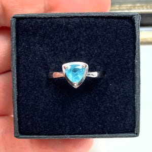 10k Solid White Gold Faceted Blue Glass Estate Ring (size 6.25) (1.31 grams)