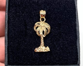 10k Solid Yellow Gold Palm Tree Pendant (.79 inch) (.95 gram)