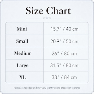以下が含まれることがあります： 「Size Chart」と書かれたサイズ表。Mini (15.7インチ / 40cm) から XL (33インチ / 84cm) までのサイズが記載され、インチとセンチメートルで測定されています。サイズは若干異なる場合があります。
