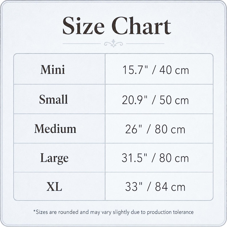以下が含まれることがあります： 「Size Chart」と書かれたサイズ表。Mini (15.7インチ / 40cm) から XL (33インチ / 84cm) までのサイズが記載され、インチとセンチメートルで測定されています。サイズは若干異なる場合があります。