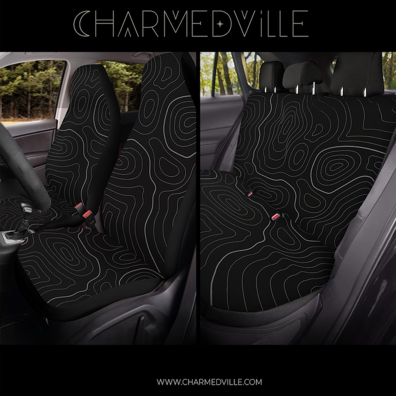 Peut inclure: Housses de si&egrave;ge de voiture noires avec un motif de carte topographique blanc. L'image montre les housses install&eacute;es dans une voiture, avec les si&egrave;ges avant et arri&egrave;re visibles. La marque "CHARMEDVILLE" est en haut.