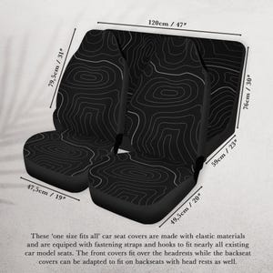 Peut inclure: Housses de si&egrave;ge de voiture noires avec un motif de carte topographique blanc. Les housses de si&egrave;ge avant mesurent 47,5 cm de large et 79,5 cm de haut. La housse de si&egrave;ge arri&egrave;re mesure 120 cm de large et 76 cm de haut. Le texte dit, "taille unique".