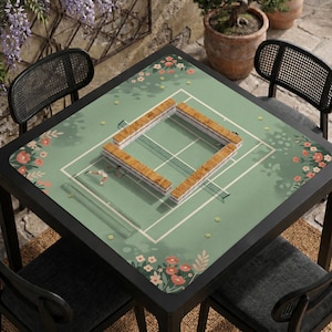 Könnte beinhalten: Ein quadratischer schwarzer Tisch mit einem grünen Tennisplatz-Design und floralen Mustern. Ein Mahjong-Spiel ist aufgebaut. Zwei schwarze Korbstühle umgeben den Tisch. Abmessungen: ca. 90 cm x 90 cm.