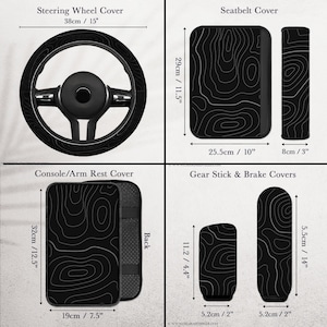Peut inclure: Ensemble d'accessoires int&eacute;rieurs de voiture noirs avec un motif topographique. Comprend un couvre-volant (38 cm), une housse de ceinture de s&eacute;curit&eacute;, un couvre-accoudoir (32 cm) et des couvre-leviers de vitesse et de frein.