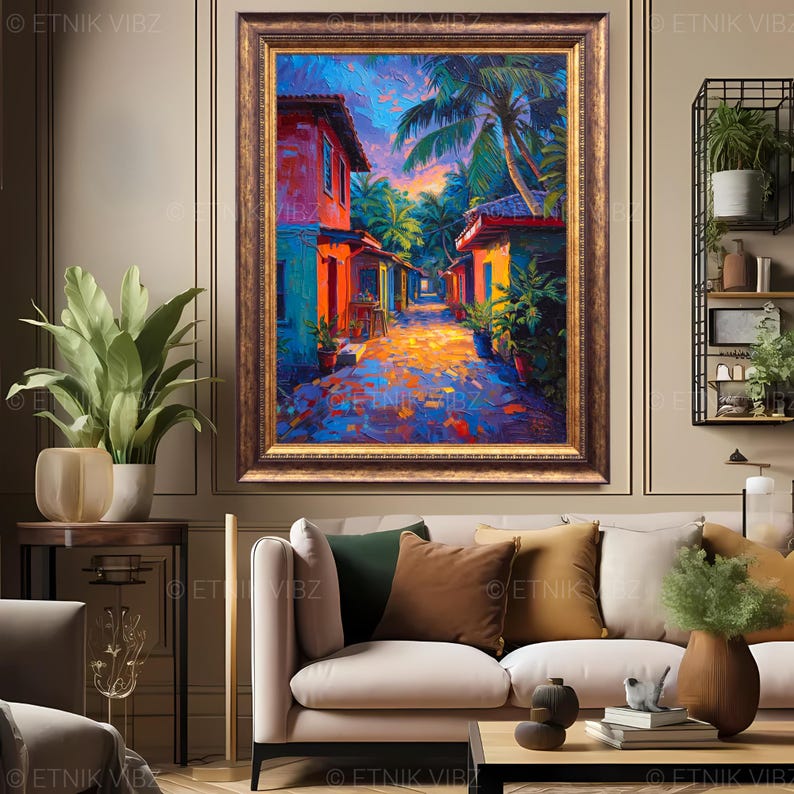 Pu&ograve; includere: Un dipinto a olio incorniciato raffigura una vivace scena di strada con edifici colorati e palme. L'opera d'arte presenta una calda tavolozza di arancioni, blu e gialli, con una cornice dorata. Il dipinto &egrave; esposto in un soggiorno.