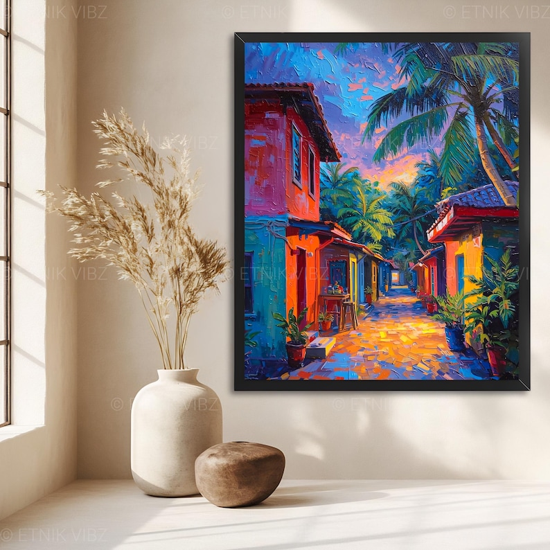 Pu&ograve; includere: Una stampa d'arte da parete incorniciata che raffigura una vivace scena di strada con edifici colorati nelle tonalit&agrave; dell'arancione, rosso e blu, circondati da rigogliose palme sotto un cielo al tramonto, con pennellate spesse e materiche.