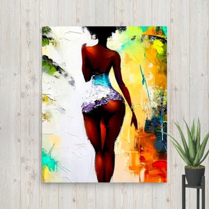 Op de afbeelding: Abstracte schildering van een vrouw met een donkere huidskleur, die een blauwe en witte jurk draagt en met haar rug naar de kijker staat. De achtergrond is een kleurrijk abstract ontwerp met tinten geel, oranje, groen en blauw.