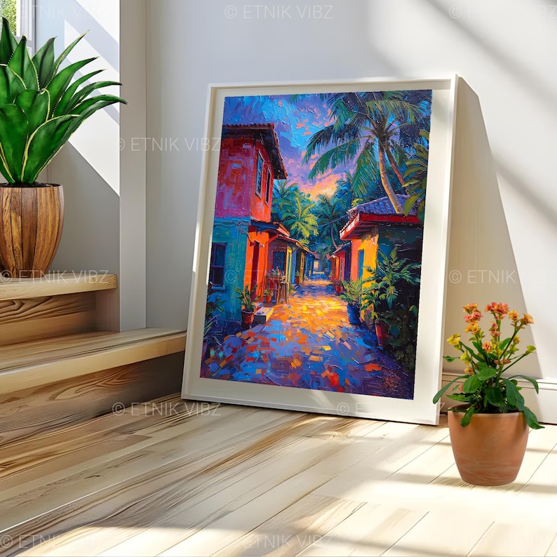 Pu&ograve; includere: Una stampa artistica incorniciata raffigura una vivace scena di strada con edifici colorati e palme. L'opera d'arte utilizza blu, arancioni e verdi, catturando un'atmosfera tropicale. La stampa &egrave; esposta su un pavimento in legno.