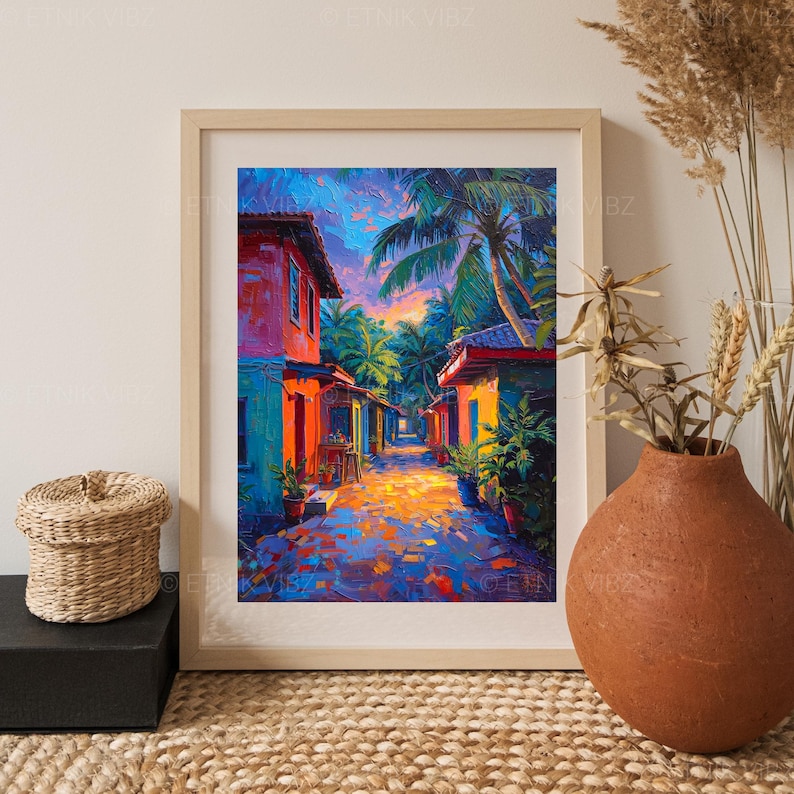 Pu&ograve; includere: Una stampa artistica incorniciata raffigurante una vivace scena di strada con edifici colorati e palme. L'opera d'arte presenta una tavolozza di blu, arancioni e verdi, creando un'atmosfera tropicale. La stampa &egrave; in una cornice di legno chiaro.