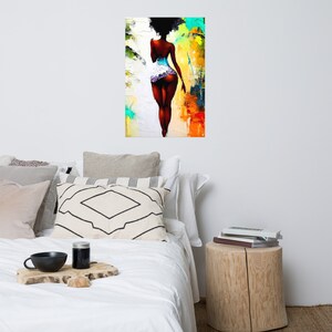 Op de afbeelding: Abstracte schildering van een vrouw met een donkere huidskleur, die een witte rok draagt en met haar rug naar de kijker staat. De achtergrond is een kleurrijk abstract ontwerp met tinten blauw, groen, geel en oranje.