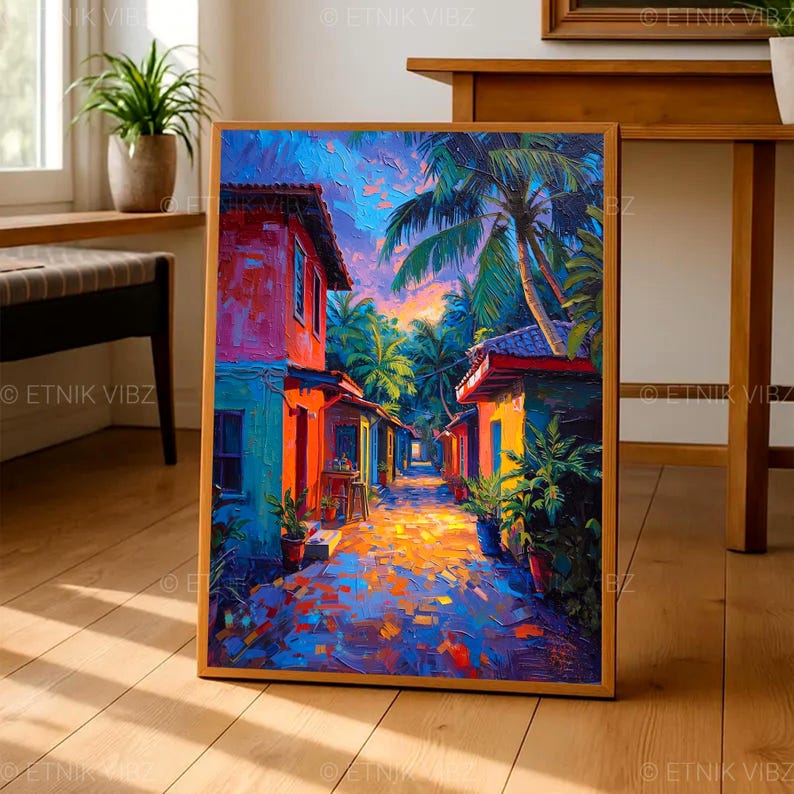 Pu&ograve; includere: Un dipinto ad olio incorniciato raffigura una vivace scena di strada con edifici colorati e palme. L'opera d'arte presenta una calda tavolozza di rossi, arancioni e blu, creando un'atmosfera tropicale. Il dipinto &egrave; esposto su un pavimento in legno.
