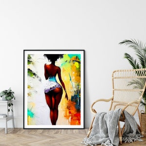 Op de afbeelding: Abstracte schildering van een vrouw met een donkere huidskleur die een witte jurk met kantdetails draagt. De achtergrond is een kleurrijk abstract ontwerp met tinten geel, oranje, blauw en groen.