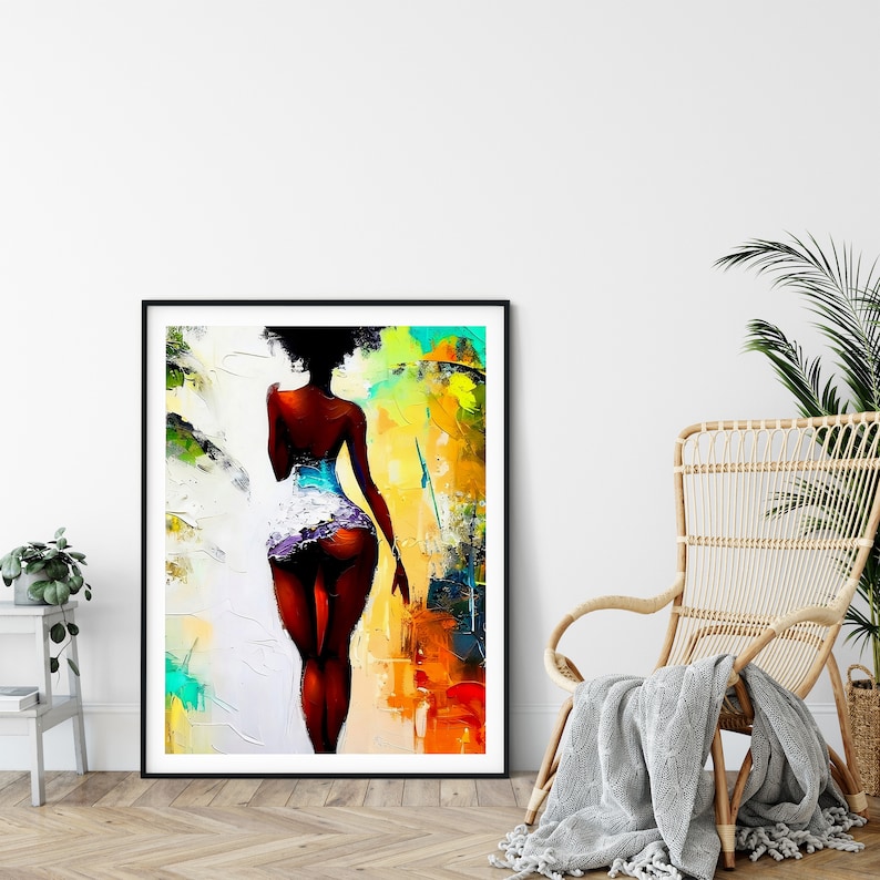Op de afbeelding: Abstracte schildering van een vrouw met een donkere huidskleur die een witte jurk met kantdetails draagt. De achtergrond is een kleurrijk abstract ontwerp met tinten geel, oranje, blauw en groen.