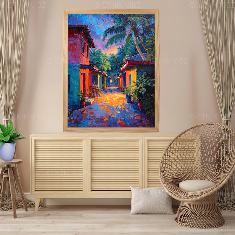 Pu&ograve; includere: Un dipinto a olio incorniciato raffigura una vivace scena di strada tropicale. Edifici nei toni del rosso, arancione e blu costeggiano un sentiero soleggiato, con palme sopra. L'opera d'arte &egrave; esposta sopra un mobile in legno chiaro.