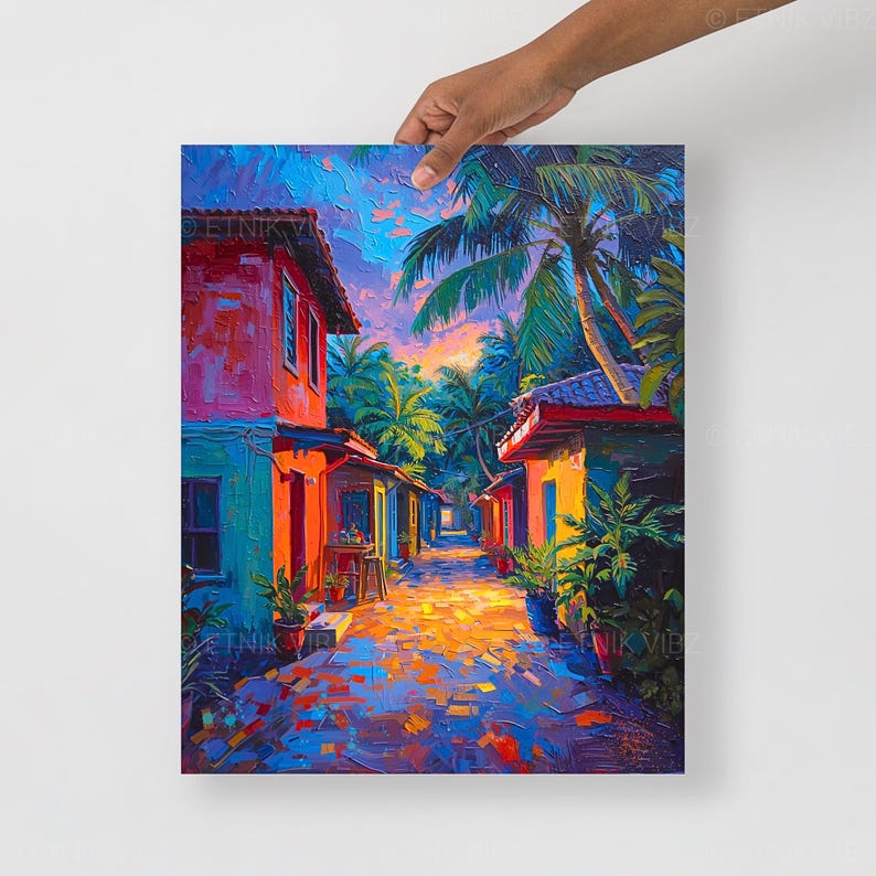 Pu&ograve; includere: Un dipinto vibrante raffigura una scena di strada tropicale. Edifici colorati nei toni del rosso, arancione e turchese costeggiano il sentiero, con lussureggianti palme sopra. L'opera cattura la calda luce di un tramonto, creando un'atmosfera vivace e invitante.