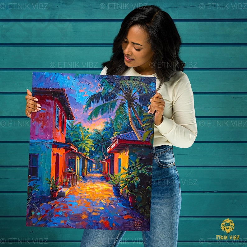 Pu&ograve; includere: Una stampa artistica rettangolare che raffigura una vivace scena di strada impressionista con edifici colorati nelle tonalit&agrave; del rosso, arancione e blu, fiancheggiata da rigogliose palme sotto un cielo al tramonto su sfondo turchese.