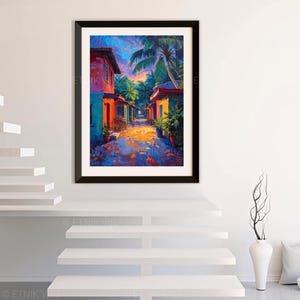 Pu&ograve; includere: Una stampa artistica incorniciata che raffigura una vivace scena di strada con edifici colorati nelle tonalit&agrave; del rosso, arancione e blu, circondati da rigogliose palme verdi sotto un cielo al tramonto, in una cornice nera.