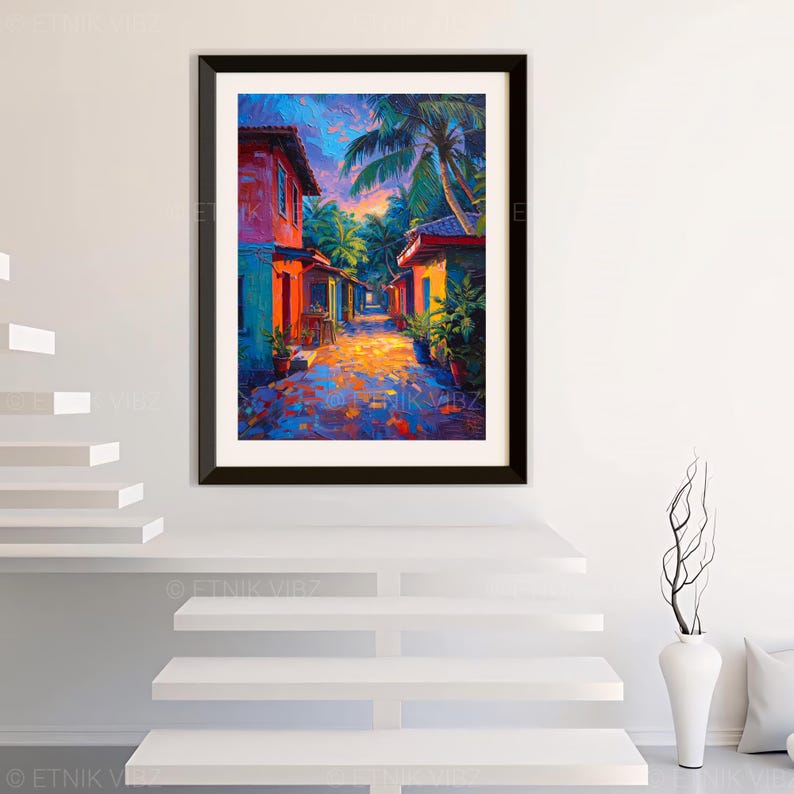 Pu&ograve; includere: Una stampa artistica incorniciata che raffigura una vivace scena di strada con edifici colorati nelle tonalit&agrave; del rosso, arancione e blu, circondati da rigogliose palme verdi sotto un cielo al tramonto, in una cornice nera.