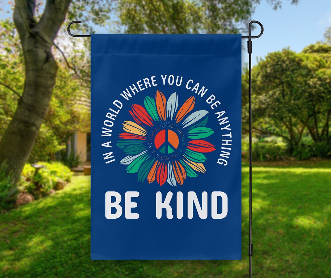 Perfectinsoy Gartenflagge – Motiv 'In A World Where You Can Be Kind', Mit Sonnenblumen