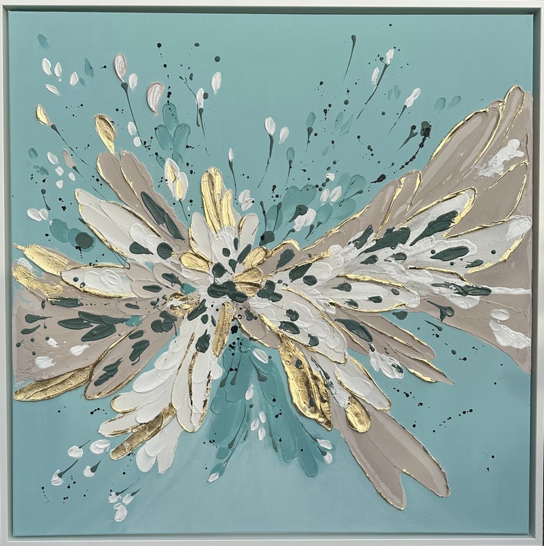 Op de afbeelding: Abstract schilderij met een groot, wit, goud en turquoise bloemmotief op een lichtblauwe achtergrond.