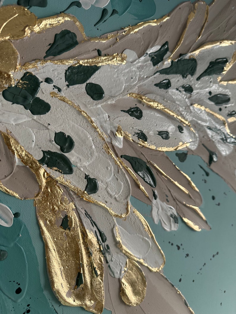 Op de afbeelding: Abstract schilderij met textuurstreken in tinten wit, grijs, goud en teal. Het schilderij heeft een grote, abstracte vorm die lijkt op een vleugel of een blad.