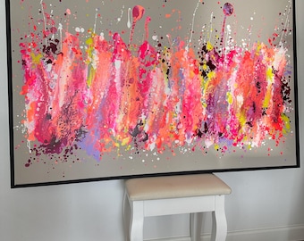 Peut inclure: Une grande peinture abstraite rectangulaire dans un cadre noir présentant des éclaboussures et des traînées vibrantes de peinture rose néon, corail, orange, jaune et violet foncé sur un fond gris neutre avec des éclaboussures blanches.