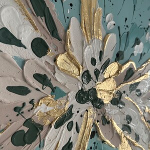 Op de afbeelding: Abstract schilderij met een textuurrijk, gelaagd ontwerp. Het schilderij heeft tinten wit, goud, groen en zwart. De kleuren zijn aangebracht in een dikke, impasto-stijl, waardoor een driedimensionaal effect ontstaat.