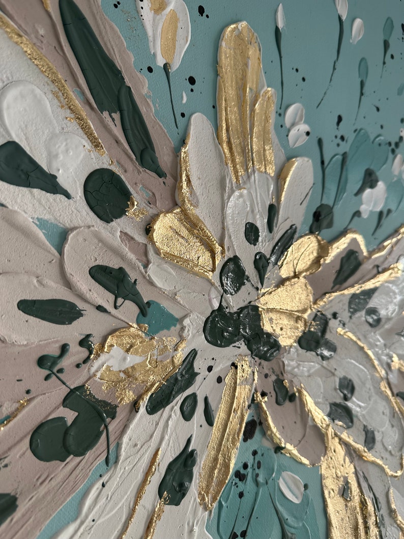 Op de afbeelding: Abstract schilderij met een textuurrijk, gelaagd ontwerp. Het schilderij heeft tinten wit, goud, groen en zwart. De kleuren zijn aangebracht in een dikke, impasto-stijl, waardoor een driedimensionaal effect ontstaat.