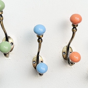 Gancio in ceramica colorata, gancio decorativo in ottone anticato, appendiabiti, portachiavi unico, gancio per il bagno, gancio per il corridoio, gancio da parete per oggetti decorativi.