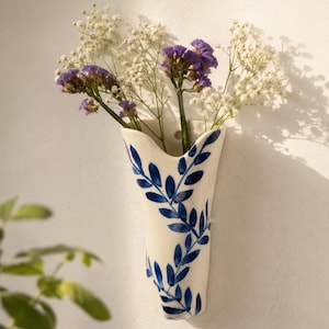 Jarrón de cerámica azul con forma de flor, de 7 pulgadas.