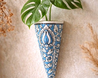 Jarrón de pared de cerámica turquesa para colgar -para plantas de dinero, suculentas, estación de propagación 20 x 10 cm, maceta de pared de cerámica azul brillante en forma de cono