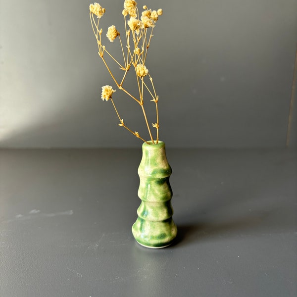Vase en céramique raku - vase en céramique miniature - petit vase bourgeon en céramique - vase en céramique verte - décoration d'intérieur en céramique - cadeau de remise des diplômes