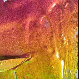 K&ouml;nnte beinhalten: Abstrakte Kunst mit einem Farbverlauf. Das Bild geht von einem tiefen Magenta oben zu einem goldgelben Farbton unten &uuml;ber, mit Andeutungen von Orange und Gr&uuml;n. Die Textur erscheint k&ouml;rnig und schimmernd.