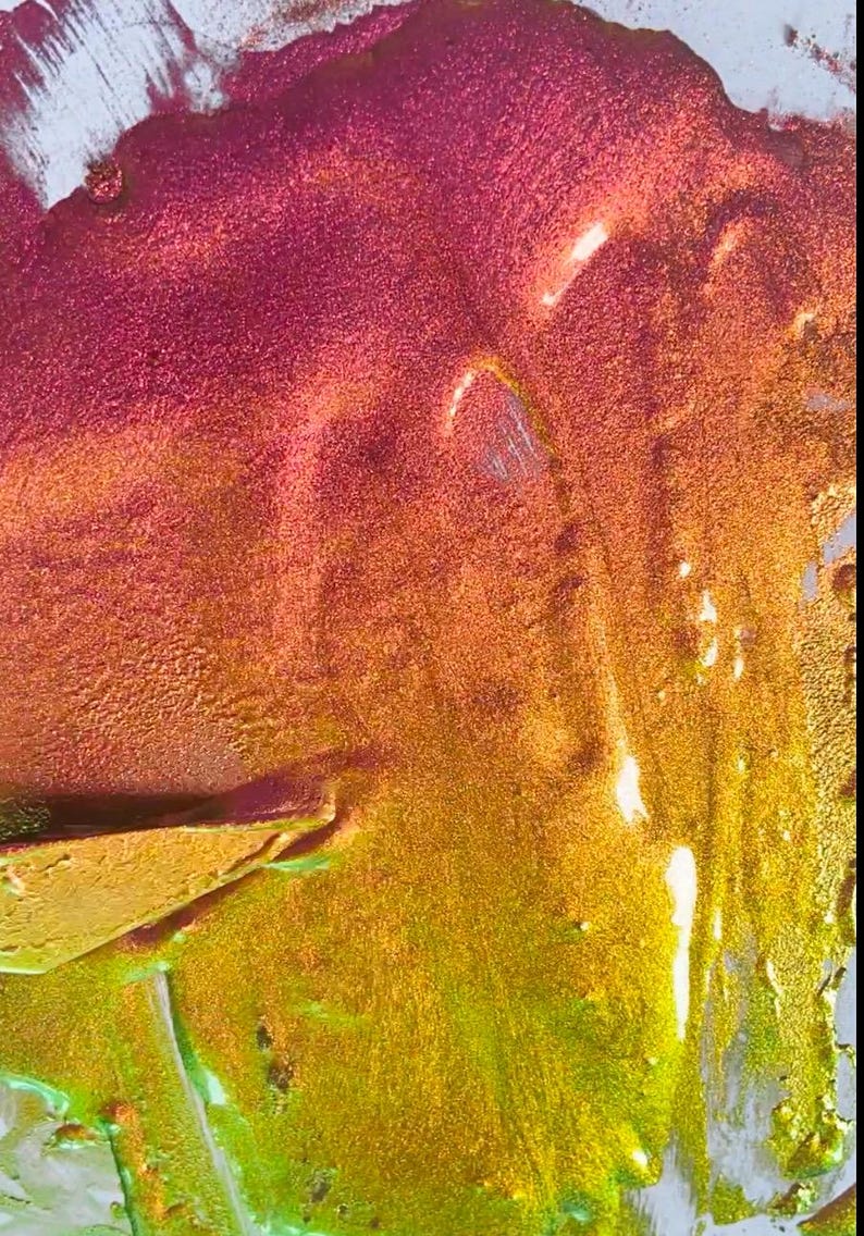K&ouml;nnte beinhalten: Abstrakte Kunst mit einem Farbverlauf. Das Bild geht von einem tiefen Magenta oben zu einem goldgelben Farbton unten &uuml;ber, mit Andeutungen von Orange und Gr&uuml;n. Die Textur erscheint k&ouml;rnig und schimmernd.