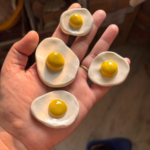Magneti a forma di uovo fritto - Confezione da 4 magneti in ceramica per frigorifero - simpatici magneti da cucina - Dimensioni miste (circa 4-6 cm)